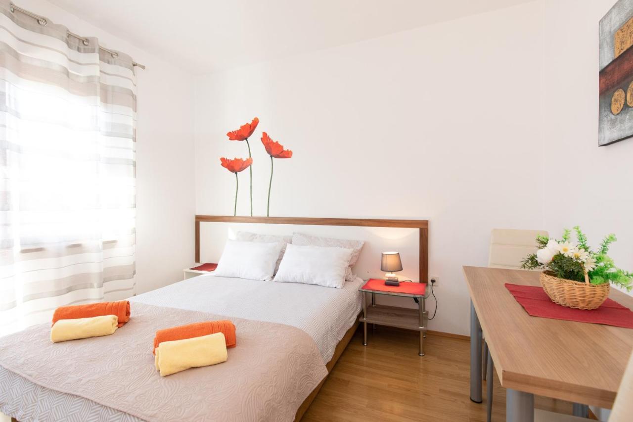 Apartmani Andrea Kornić Eksteriør billede