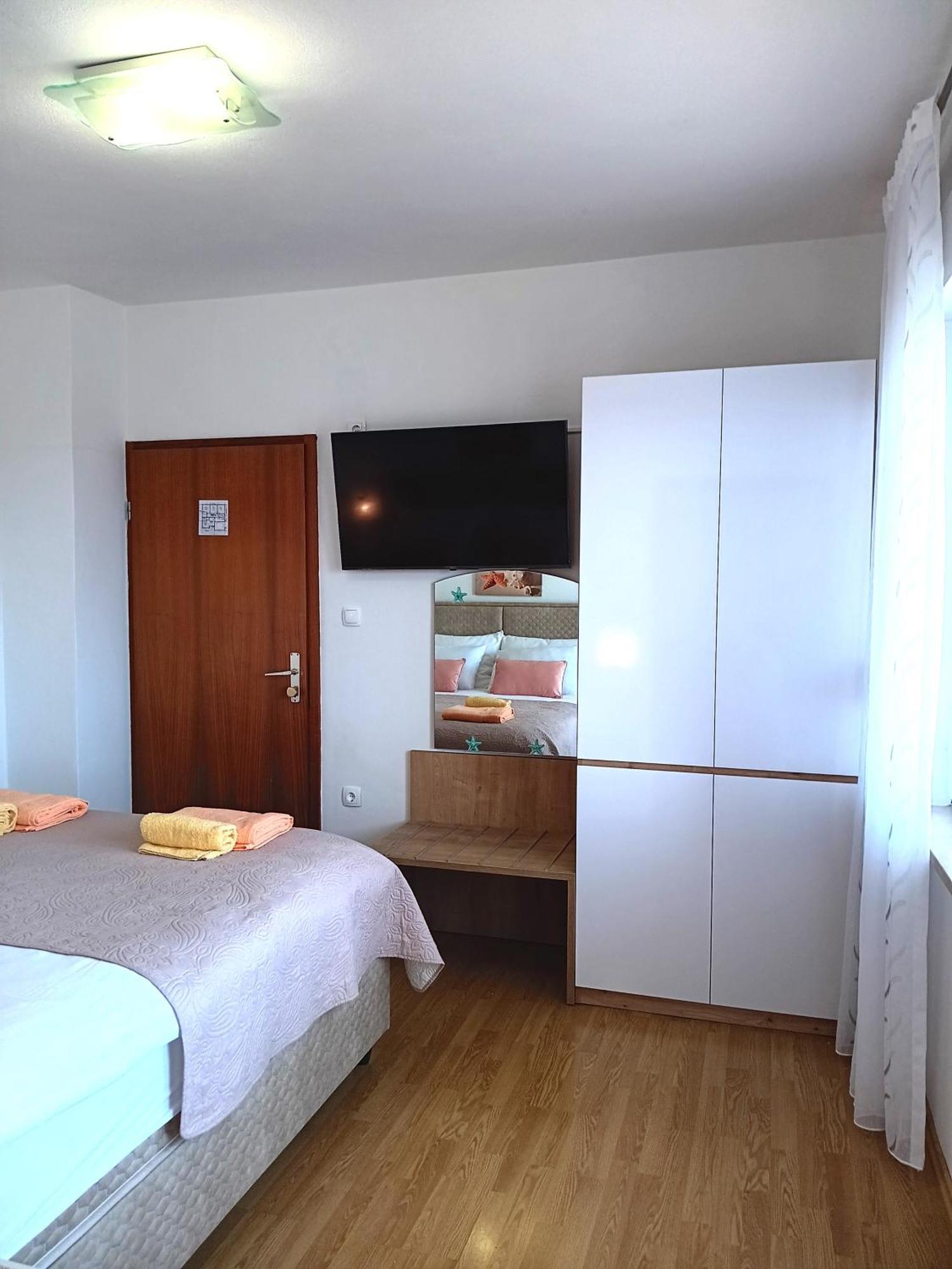 Apartmani Andrea Kornić Eksteriør billede